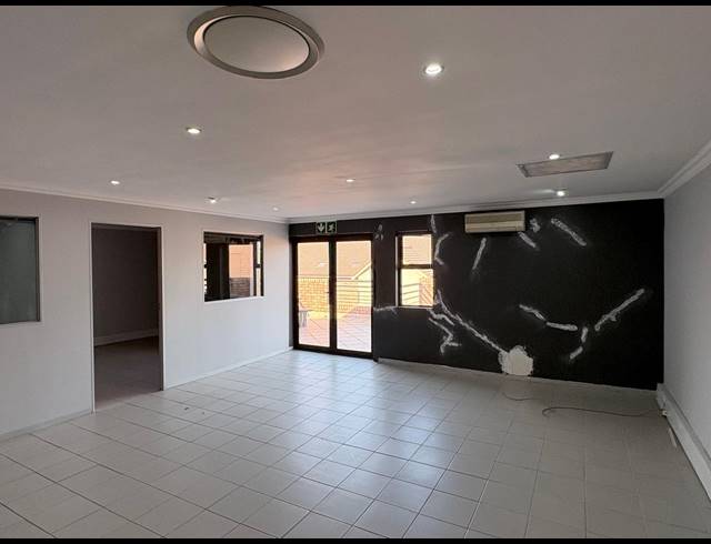 113M² OFFICE TO LET IN FOURWAYS